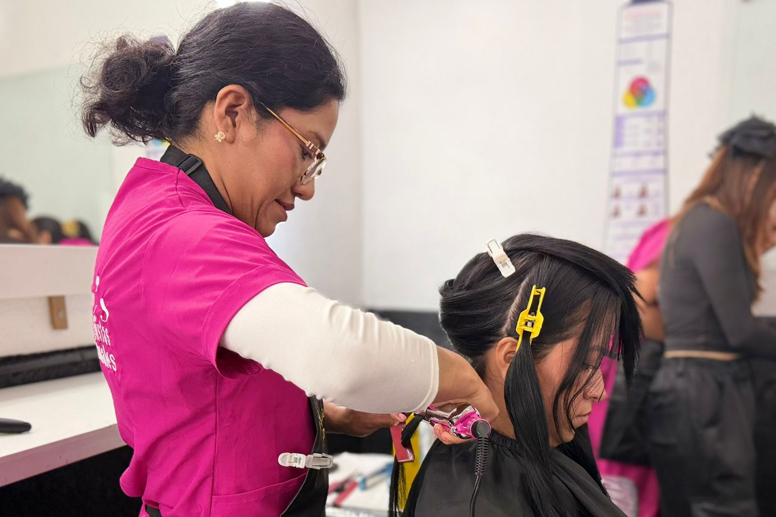 Fortalece gobierno de Alfonso Sánchez García atención integral a mujeres con servicios de belleza gratuitos